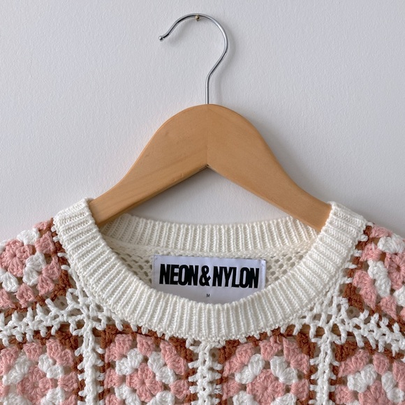 Crochet sleeveless shirt - Picture 1 of 2